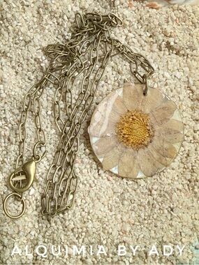 DOUBLE SIDED SHELL 🐚 + Floral Resin Pendant Necklace in Gold and Cream